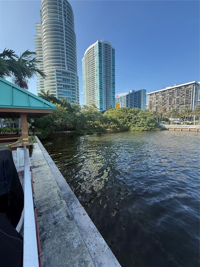 Building Photo - 2201 Brickell Ave