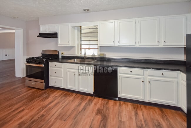 Building Photo - 6123 E 14th St