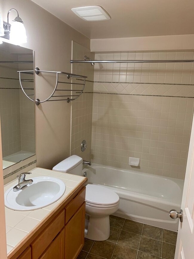 Building Photo - In the heart of Green Lake 3 bed 2.5 bath townhome for rent
