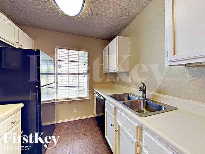 Building Photo - 1409 Grovecrest Dr