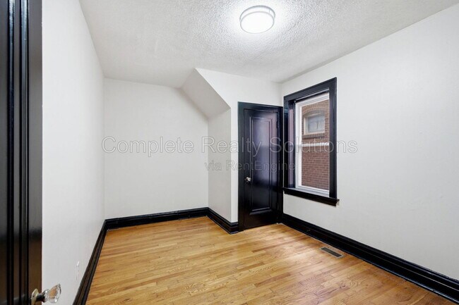 Building Photo - 5055 Lindenwood Ave