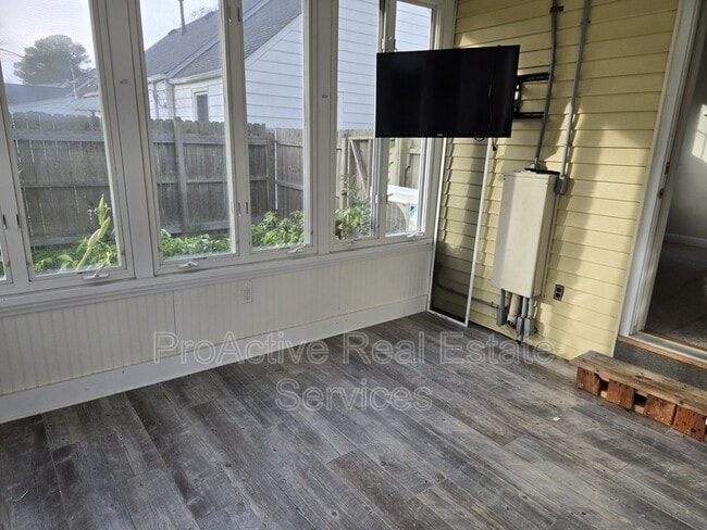 Building Photo - 519 Maycox Ave