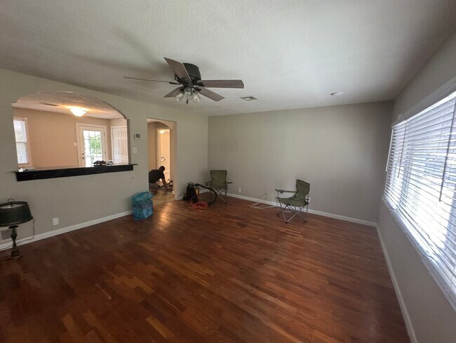 Building Photo - Charming Bungalow with space to move