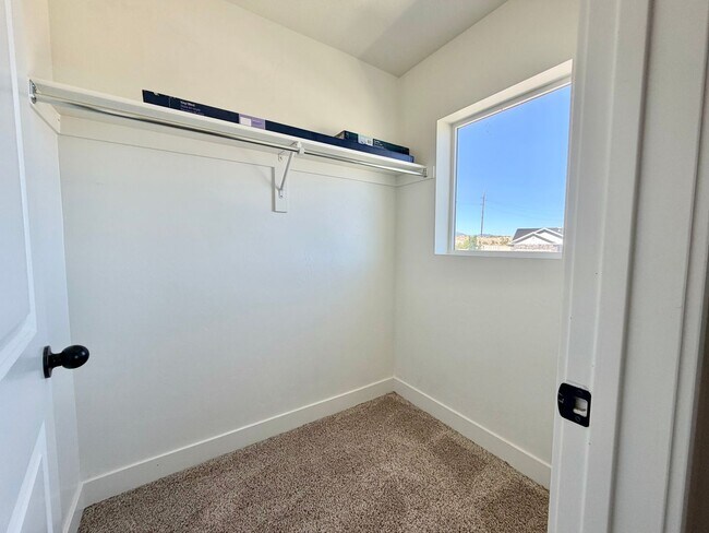 Building Photo - 673 W Beth Cir