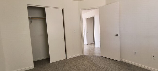 Building Photo - 3 bedroom 2 bath duplex in lamplight by Iron Springs Elementary, 2 car garage!