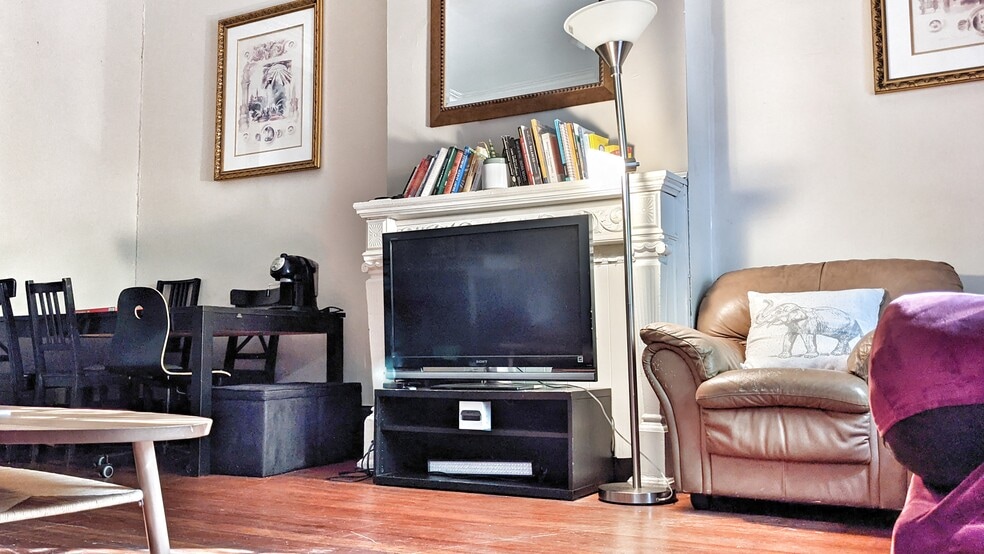 Building Photo - 322 S 42nd St