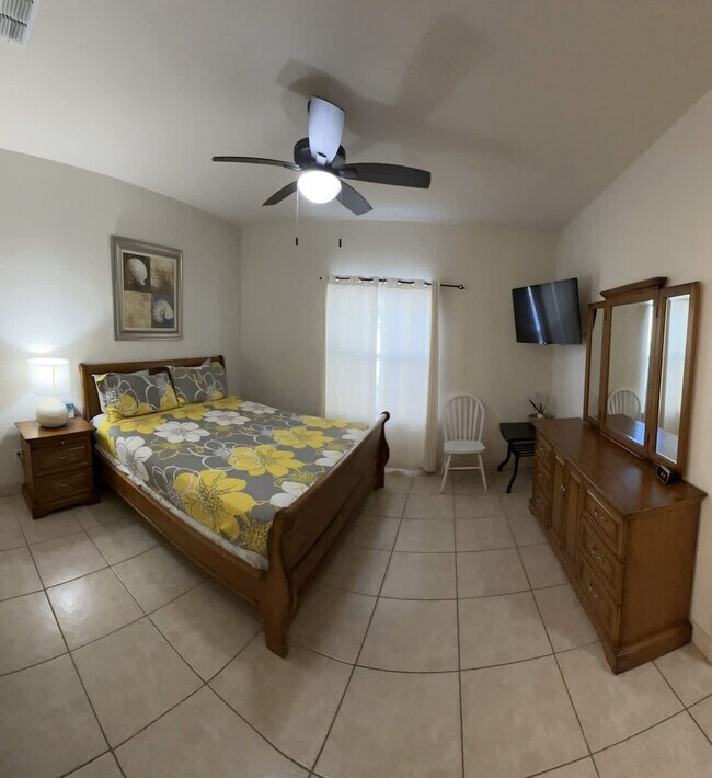 Building Photo - 118 E Campeche St