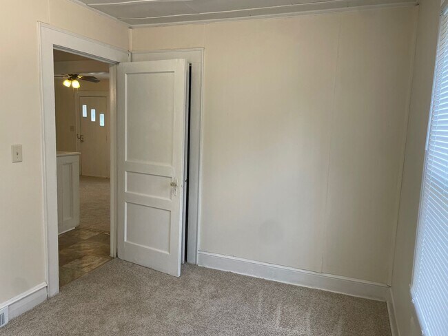 Building Photo - 420 N Elm St