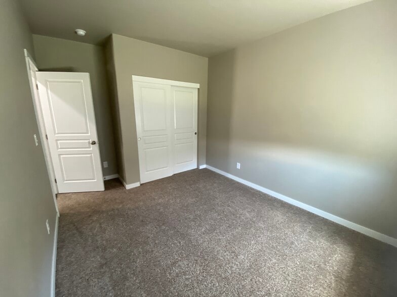 Building Photo - 1640 SW Panorama Dr