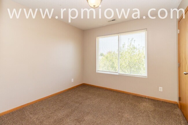 Building Photo - FENCED IN YARD!!  4 Bedroom, 2.5 Bathroom Home in Waukee
