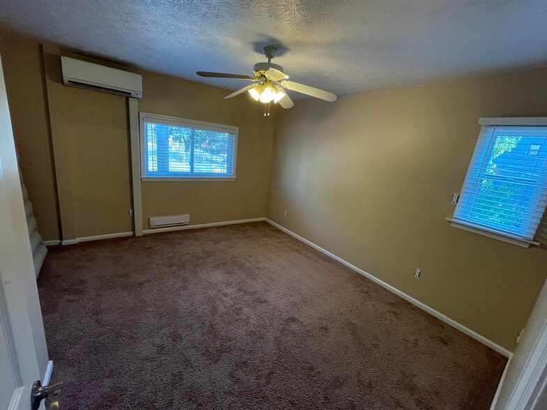 Large Master Bedroom - 14 Cunliffe Way