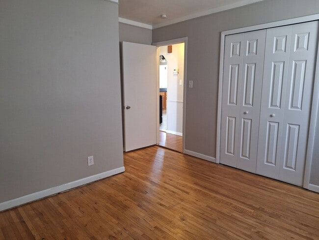 Building Photo - Charming 3 bedroom bungalow freshly updated