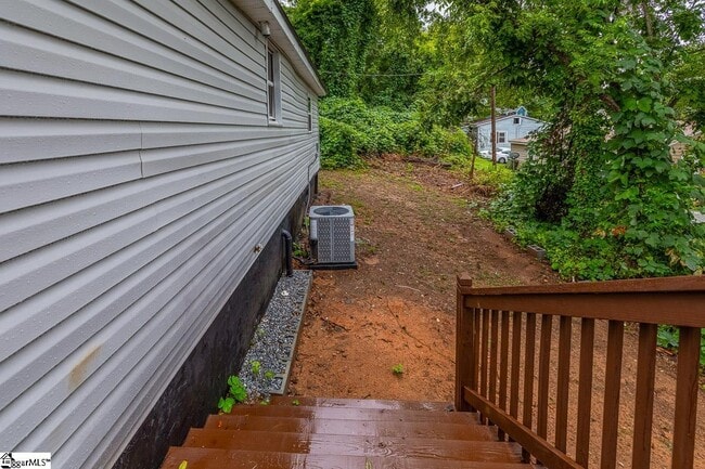 Building Photo - 611 Hunters Ct