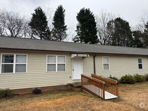 Building Photo - Two Bedroom Apartment in Newton