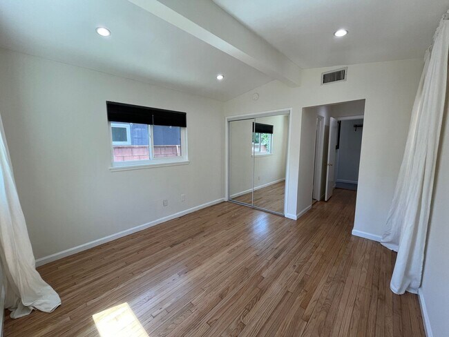Building Photo - AVAILABLE NOW! Encino home w/all appliance...