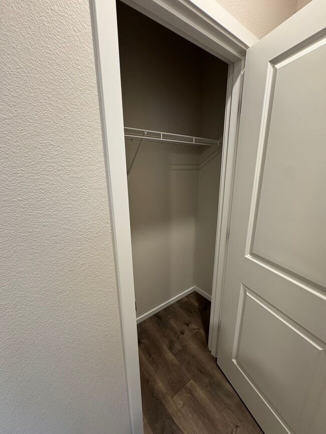Building Photo - 5 bedroom House in Northeast Salem!