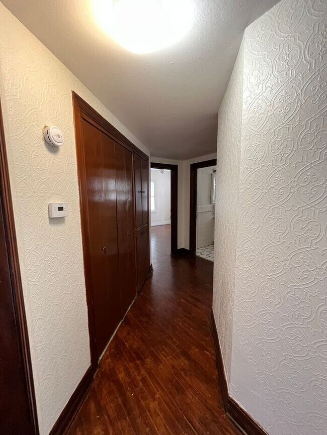 Building Photo - Large 2 Bed 1 Bath 1 car garage Duplex in Shartel Blvd Addn