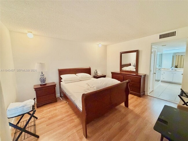 Building Photo - 2324 S Cypress Bend Dr