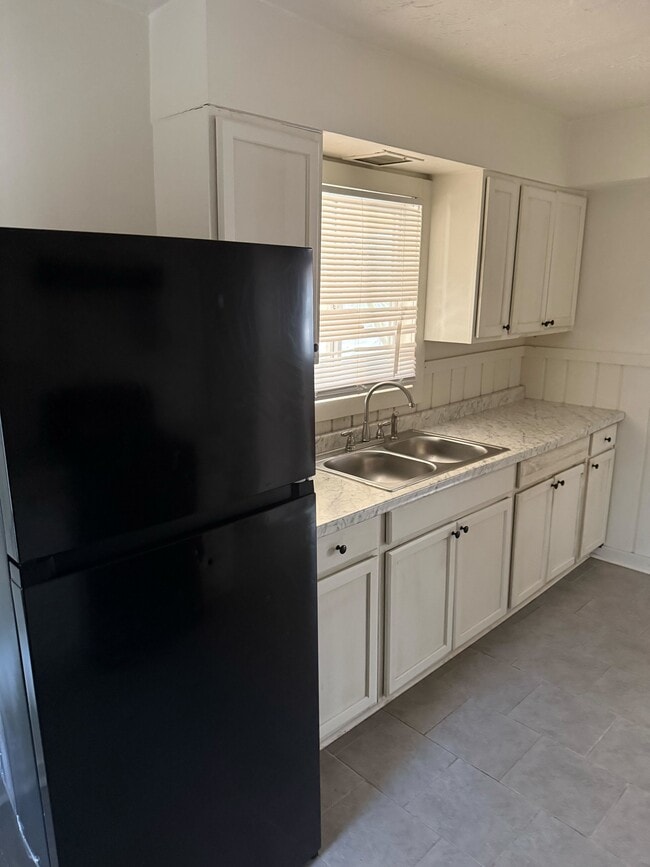 Building Photo - 2718 Emerald Dr