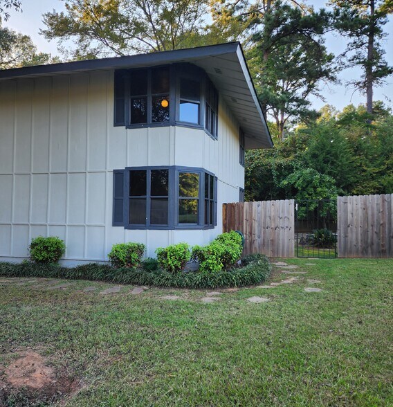 Building Photo - 18171 Meandering Way