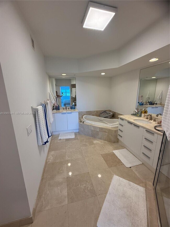 Building Photo - 15051 Royal Oaks Ln