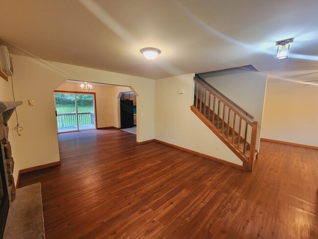 Building Photo - Wonderful 3 bedroom 2.5 bath home w/garage