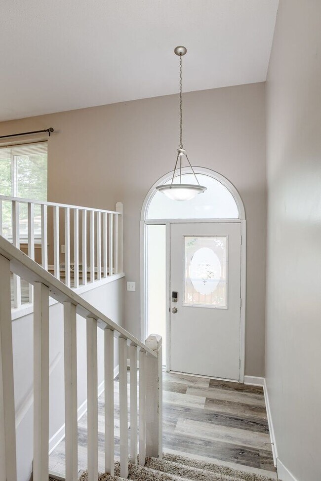 Building Photo - Spacious Split Entry with 2-Car Garage & Finished Basement!!