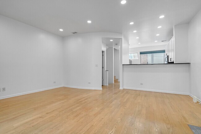 Building Photo - 3262 W Armitage Ave