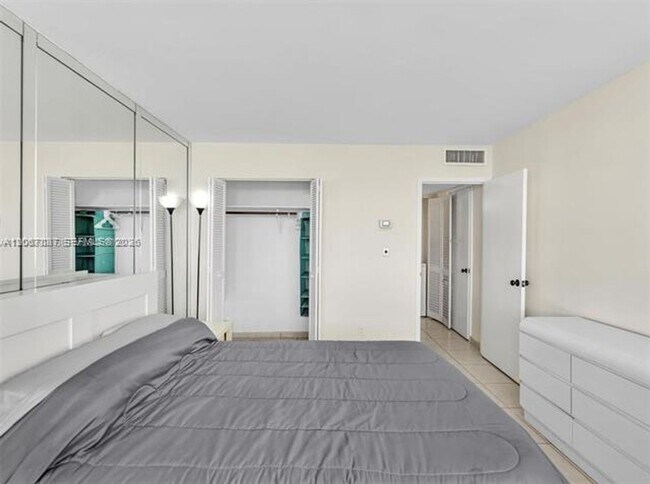 Building Photo - 3140 S Ocean Dr