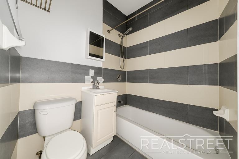 Building Photo - Charming 2 Bedroom with a Large Private Ba...