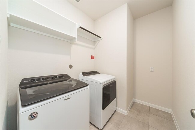 Building Photo - 7035 Toluca Dr