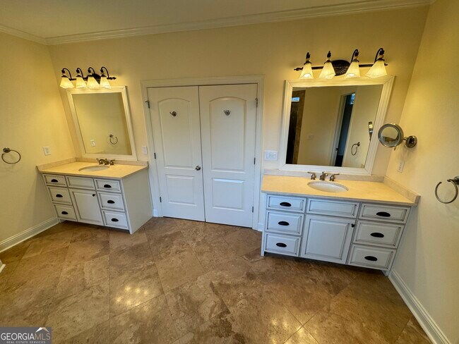 Building Photo - 1092 McLynn Ave NE