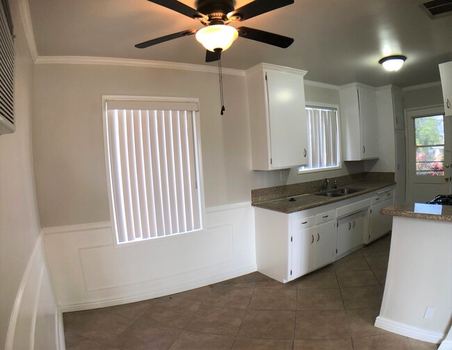Kitchen / Dining area - 6263 Vineland Ave