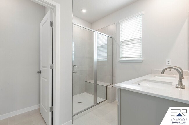 Building Photo - 221 Montgomery Ct