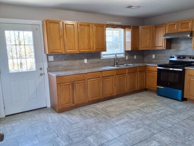 Building Photo - Charming 2- bedroom, 1.5 Bathroom Duplex