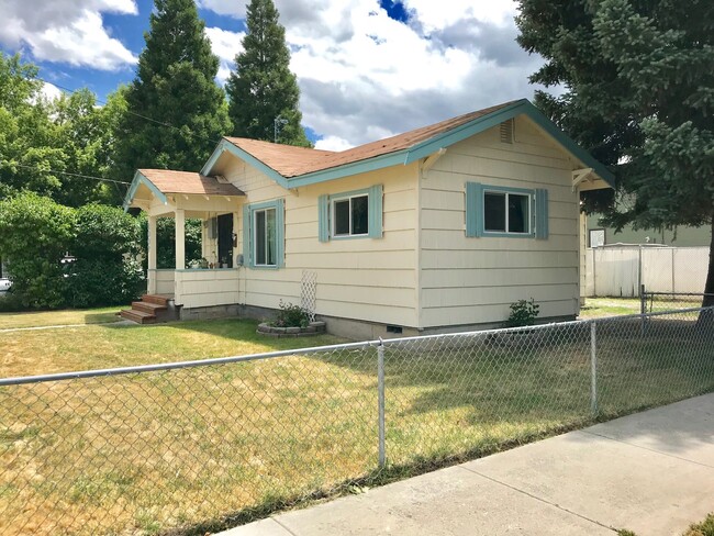 Primary Photo - 7 minutes to Sky Lakes Medical Center and Oregon Tech ~Newly renovated 3 bedroom, 1 bath house wi...