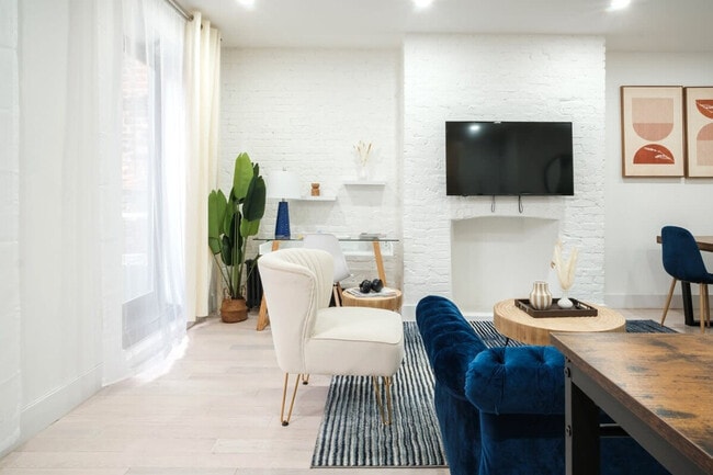 Building Photo - 402 E 11th St