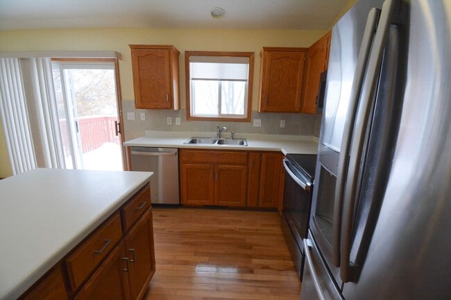 Building Photo - Bright 4 Bed, 2 Bath Home For Rent — Available Now!