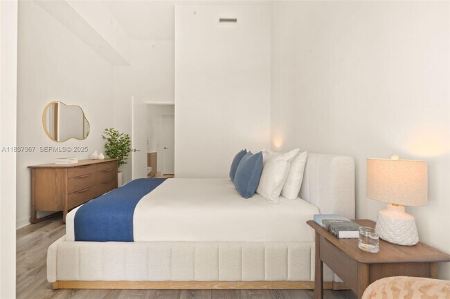 Building Photo - 501 NE 31st St