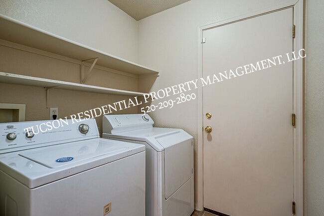 Building Photo - 5891 E Farmridge Dr