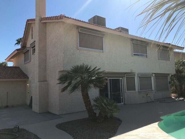 Building Photo - 2 Story, 5 Bedrooms, 2.5 Bathroom, Pool