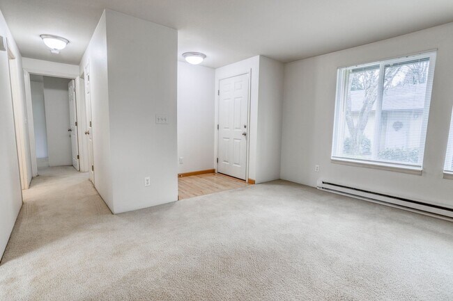 Building Photo - Condo Living with Fireplace and Fenced Yard!