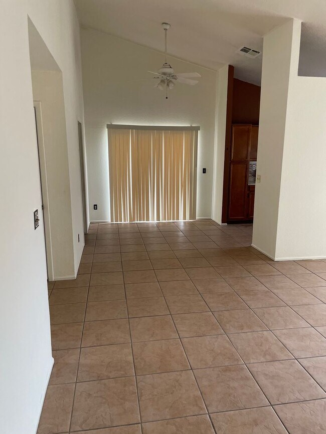 Building Photo - Charming 3 bed 2 bath single level home with RV Gate