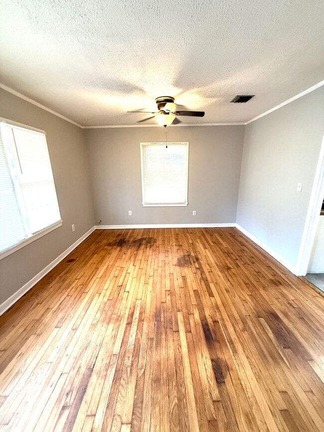 Building Photo - ** 3 bedroom 1 bath located in Forest Hill...