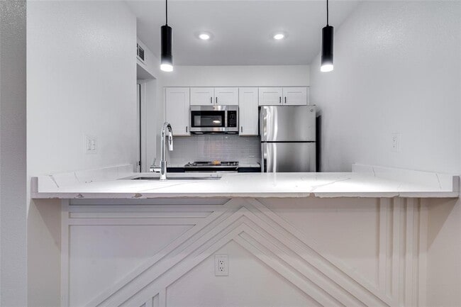 Building Photo - 704 W 21st St