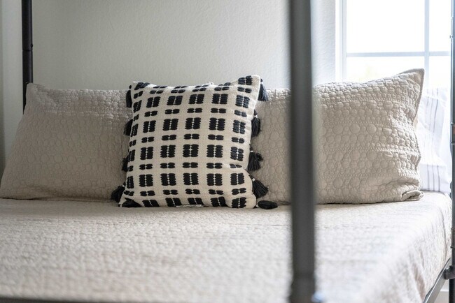 Building Photo - 8902 Feather Hill Rd