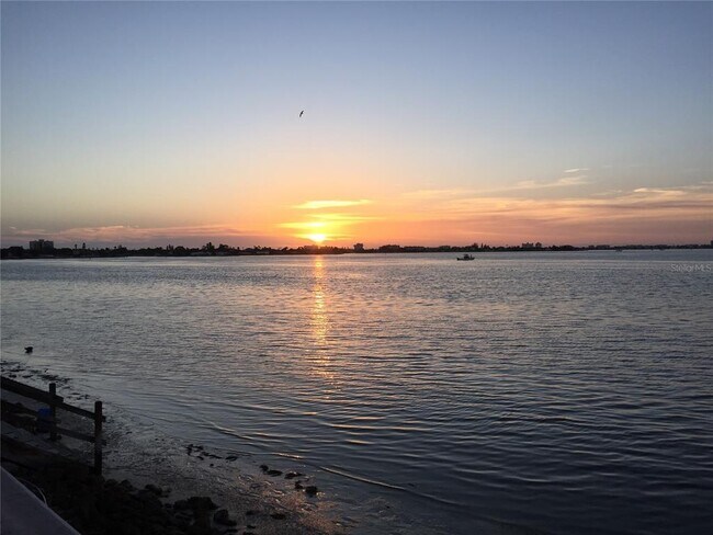 Building Photo - 6180 Sun Blvd