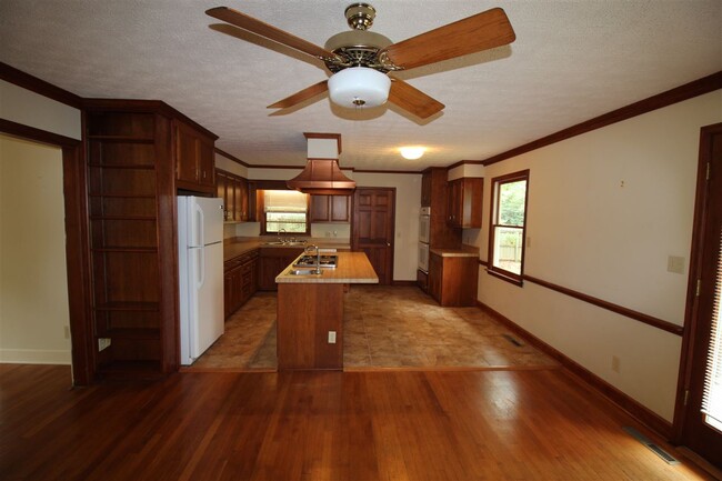 Building Photo - 2153 Southwood Rd