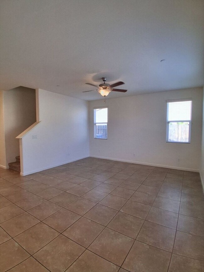 Building Photo - Beautiful 4 Bed / 3 Bath Home in Desirable Clovis Neighborhood