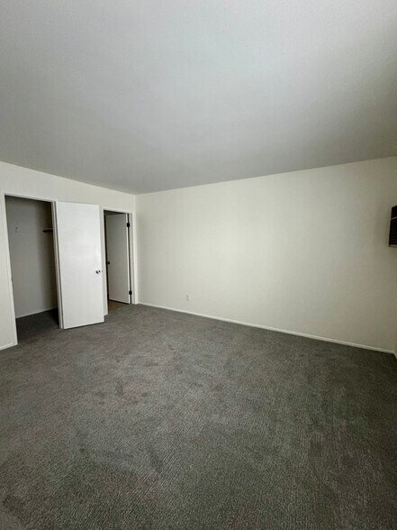 Building Photo - 18535 Saticoy St